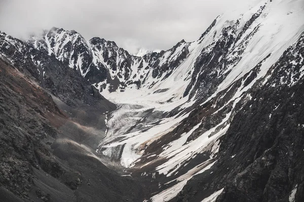 Ατμοσφαιρικό Μινιμαλιστικό Αλπικό Τοπίο Μεγάλου Χιονισμένου Βουνού Μαζικό Παγετώνα Σύννεφο — Φωτογραφία Αρχείου