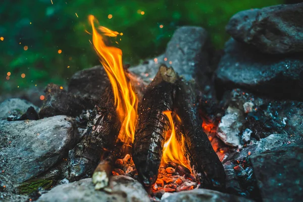 Levendige Smeulende Brandhout Verbrand Brand Close Sfeervolle Achtergrond Met Oranje — Stockfoto