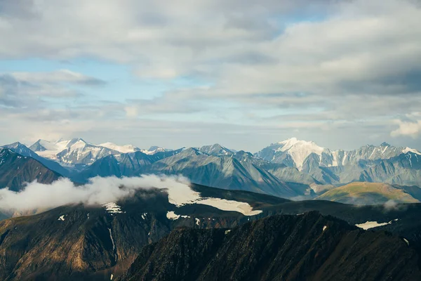 Paisaje Alpino Atmosférico Con Grandes Rocas Nevadas Doradas Glaciares Gigantes — Foto de Stock