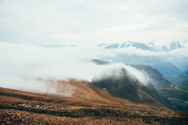 Atmosphärische Alpine Landschaft Riesigen Niedrigen Wolken Über Felsigen Bergen Dicke — Stockfoto