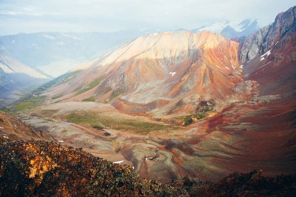 Lebendige Bunte Landschaft Mit Grünem Tal Inmitten Großer Felsiger Berge — Stockfoto