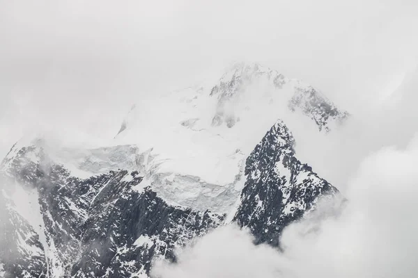 Атмосферный Минималистский Альпийский Ландшафт Массивным Висящим Ледником Снежной Вершине Горы — стоковое фото