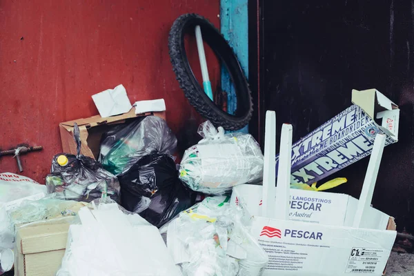 아파트의 근처에 쓰레기가 있었습니다 쓰레기 더미가 쓰레기 처리장을 놓았다 버려진 — 스톡 사진