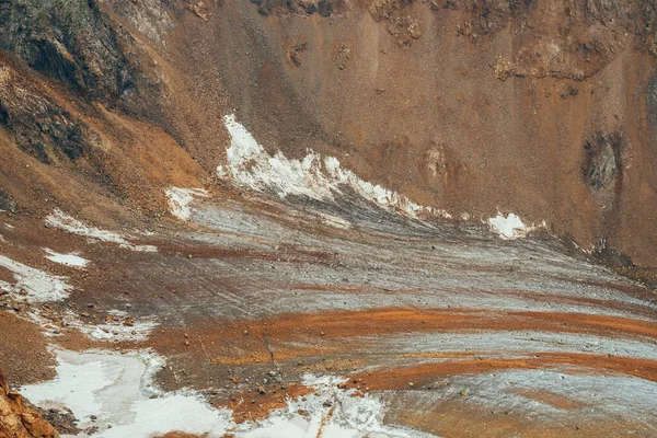 Paisaje Alpino Atmosférico Con Hermosa Lengua Glacial Cubierta Piedras Laderas —  Fotos de Stock