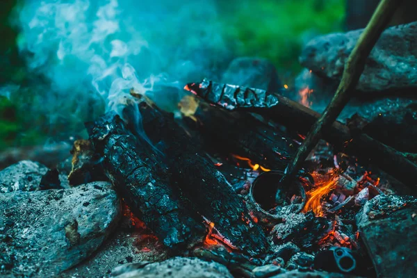 Levendige Smeulende Brandhout Verbrand Brand Close Sfeervolle Warme Achtergrond Met — Stockfoto