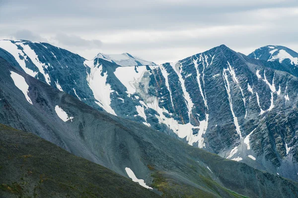 具有巨大山脉和巨大冰川的大气高山简约景观 美丽的高山上悬挂着冰川 大雪山山脊 高山壮丽的风景 — 图库照片