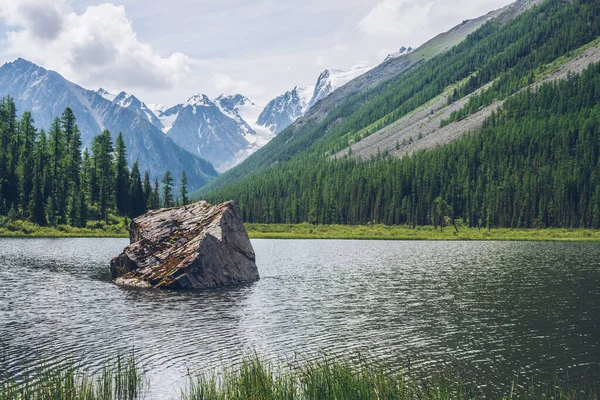 Meditative Θέα Στην Όμορφη Λίμνη Πέτρα Στην Κοιλάδα Χιονισμένα Βουνά — Φωτογραφία Αρχείου