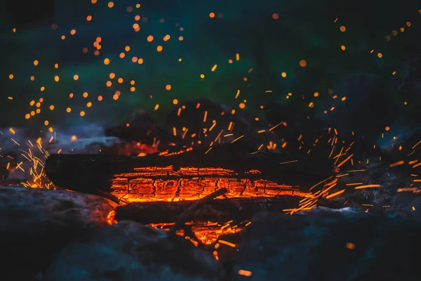 Ζωηρή Σιγοκαίει Καυσόξυλα Καίγονται Φωτιά Από Κοντά Ατμοσφαιρικό Υπόβαθρο Πορτοκαλί — Φωτογραφία Αρχείου