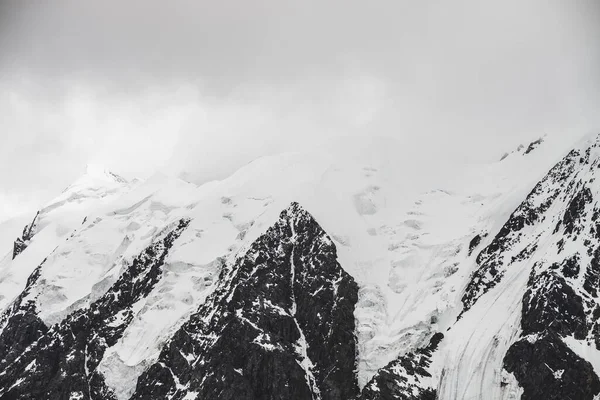 Atmosfäriskt Minimalistiskt Alpint Landskap Med Massiv Hängande Glaciär Snöig Bergstopp — Stockfoto