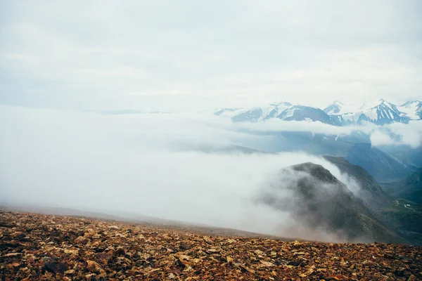 Paisagem Alpina Atmosférica Nuvem Baixa Gigante Acima Montanhas Rochosas Grandes — Fotografia de Stock