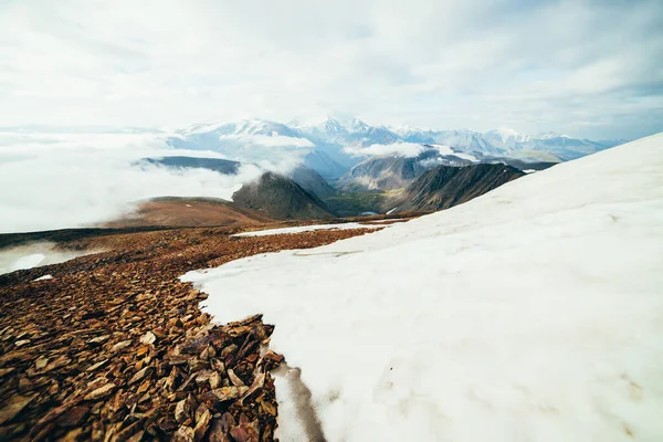Montagna Cima Innevata Sopra Spesse Nuvole Con Vista Sulle Montagne — Foto Stock