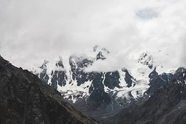 Paisaje Alpino Atmosférico Con Glaciar Colgante Masivo Una Montaña Gigante — Foto de Stock