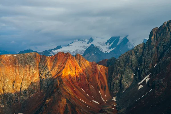 Stimmungsvolle Alpenlandschaft Mit Roten Felsen Goldener Stunde Malerischer Blick Auf — Stockfoto