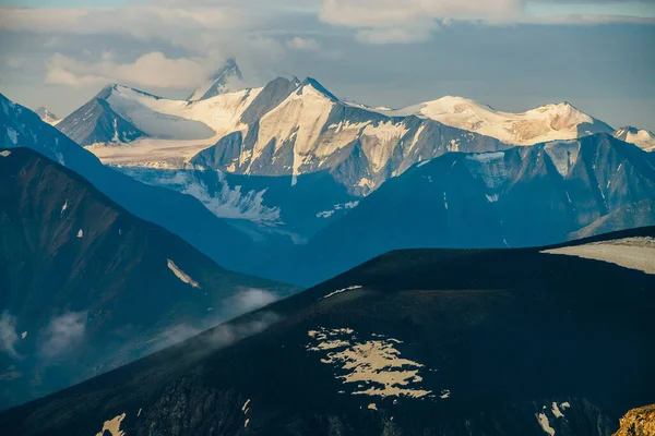 Stimmungsvolle Alpine Landschaft Mit Großen Schneebedeckten Bergen Zwischen Niedrigen Wolken — Stockfoto