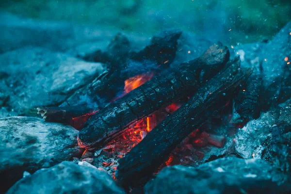 Levendige Smeulende Brandhout Verbrand Brand Close Sfeervolle Warme Achtergrond Met — Stockfoto