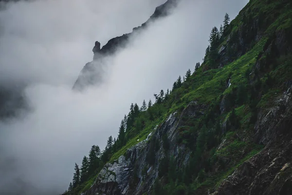 Piedra Gigante Borde Gran Acantilado Entre Nubes Bajas Majestuosas Rocas — Foto de Stock