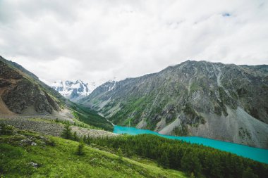 Tepeden manzaralı vadiden manzaralı büyük güzel dağ gölü. Orman ve kayalar. Dev kayalık sırt. İnanılmaz atmosferik dağlık arazi. Muhteşem muhteşem vahşi doğa manzarası..