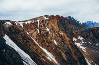 Tepesinde keskin taşlar olan dev dağa muhteşem bir hava manzarası. Yüksek sivri kayalıkları ve derin uçurumları olan atmosferik bir manzara. Uçsuz bucaksız, karlı, kayalık dağları olan harika bir dağ manzarası..