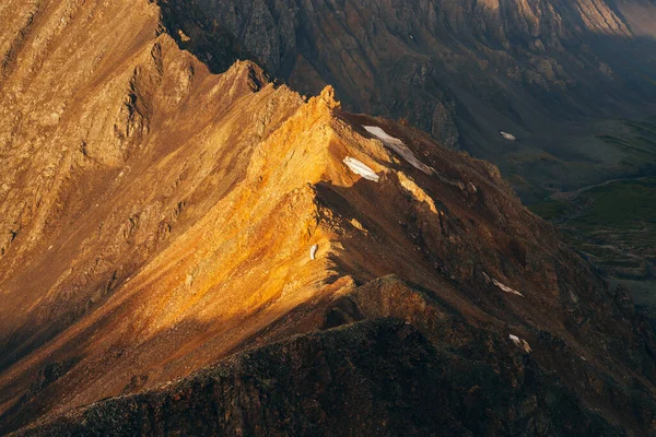 Stimmungsvolle Alpine Landschaft Mit Glänzenden Felsen Mit Schnee Goldener Stunde — Stockfoto