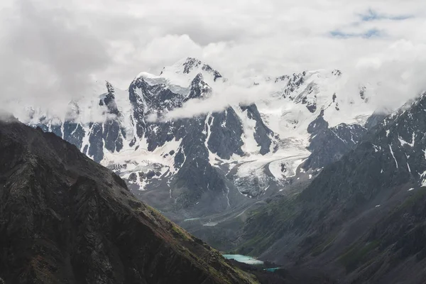 Paisaje Alpino Atmosférico Con Glaciar Colgante Masivo Una Montaña Gigante — Foto de Stock