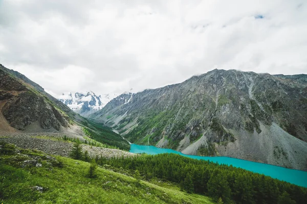 Tepeden manzaralı vadiden manzaralı büyük güzel dağ gölü. Orman ve kayalar. Dev kayalık sırt. İnanılmaz atmosferik dağlık arazi. Muhteşem muhteşem vahşi doğa manzarası..