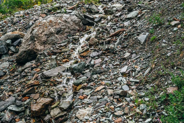 Agua Manantial Clara Fluye Una Hermosa Pendiente Empinada Pedregosa Boulder —  Fotos de Stock