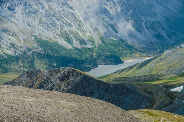 Paisaje Alpino Atmosférico Con Hermoso Valle Con Montañas Lago Laderas — Foto de Stock