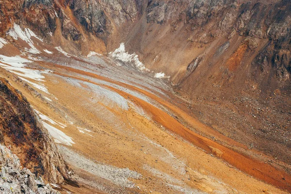 Ungewöhnliche Gletscherzunge Die Sonnenlicht Mit Steinen Von Braunoranger Farbe Bedeckt — Stockfoto