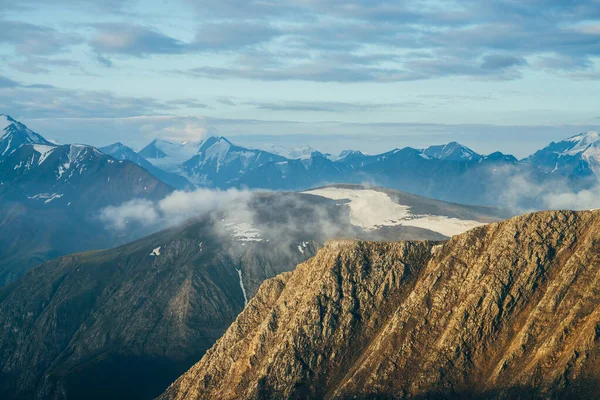 Atmosferico Paesaggio Alpino Con Grandi Rocce Innevate Lucide Oro Ghiacciaio — Foto Stock