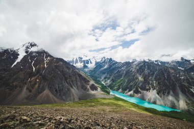 Devasa karlı sıradağlar ve buzullarla çevrili güzel dağ gölü manzaralı vadiye muhteşem bir manzara. İnanılmaz atmosferik dağlık arazi. Muhteşem muhteşem vahşi doğa manzarası..