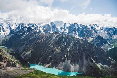 Devasa karlı sıradağlar ve buzullarla çevrili güzel dağ gölü manzaralı vadiye muhteşem bir manzara. İnanılmaz atmosferik dağlık arazi. Muhteşem muhteşem vahşi doğa manzarası..