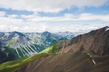 Büyük, güzel dağların muhteşem manzarası. Muazzam dağ sıraları olan harika bir atmosferik dağlık arazi. Dağlık arazilerin inanılmaz vahşi doğası. Yüksek irtifada görkemli manzara.