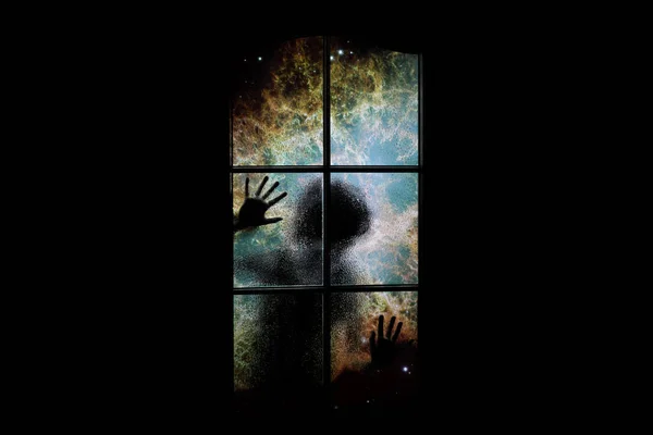 Nebula ve kapalı kapılar ardında bir sürü yıldız olan bir ruh. Çocuk kâbuslarla dolu karanlık bir odada kilitli kaldı. Astral vücut kilitlendi. Psikolojinin soyut görüntüsü. Bu görüntünün elementleri NASA tarafından desteklenmektedir