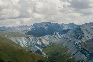 Hayal edilemeyecek kadar geniş dağlık araziler. Uzun vadiler ve dev dağ sıraları ile muazzam mesafeler. Dağ sonsuzluğunun muhteşem manzarası. İki vadi arasında büyük, keskin bir sırt var. Büyük dağlar.