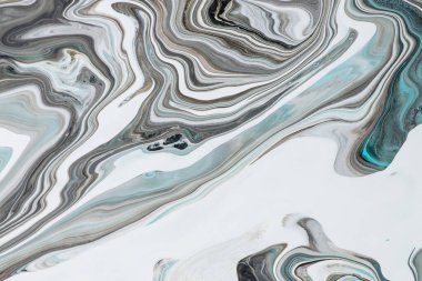 Akışkan sanat arka planında beyaz taş yüzeyinde açık mavi renkler var. Sıvı mürekkep mermeri taklidi. Akrilik boyaların tuval üzerindeki mermer etkisi. Renkleri karıştırılmış soyut mermer dokusu. Modern iç mimari