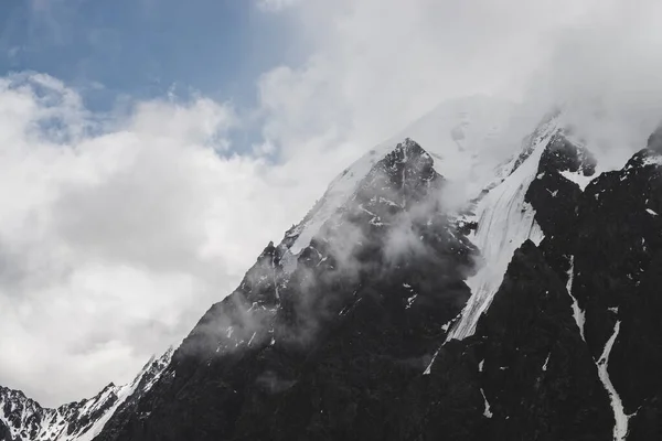 Paysage Alpin Minimaliste Atmosphérique Avec Glacier Suspendu Sur Sommet Rocheux — Photo