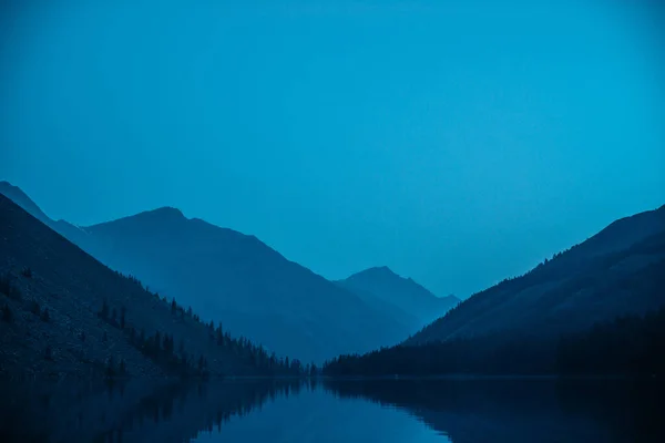 Enorme Lago Montaña Entre Montañas Gigantes Anochecer Siluetas Abetos Alerces — Foto de Stock