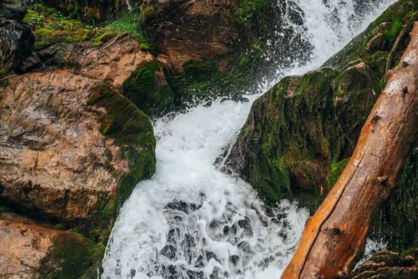 Fundo Natureza Cênica Cachoeira Perto Rochas Musgosas Close Cenário Natural — Fotografia de Stock