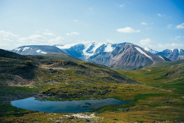 Vista Panoramica Piccolo Lago Alpino Grandi Montagne Con Ghiacciaio Alla — Foto Stock