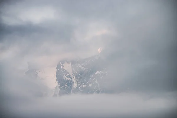 Hermoso Paisaje Alpino Con Montañas Nevadas Dentro Nubes Bajas Amanecer — Foto de Stock