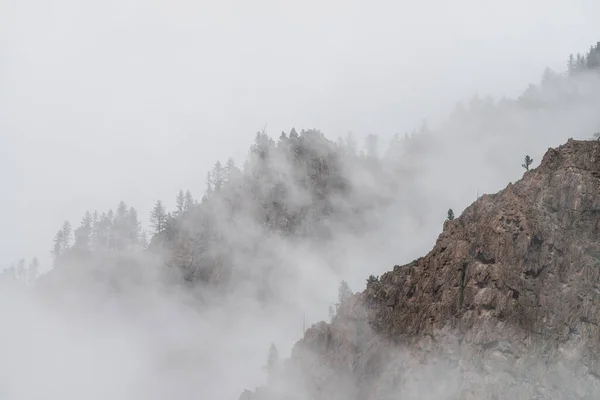 Ghostly Widok Przez Gęstą Mgłę Pięknych Skał Niskie Chmury Wśród — Zdjęcie stockowe