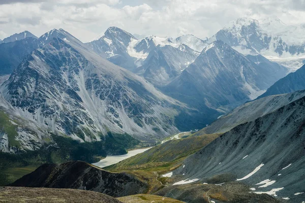 Wandelpad Door Heuvels Naar Prachtige Bergvallei Met Meer Enorme Gletsjerbergen — Stockfoto