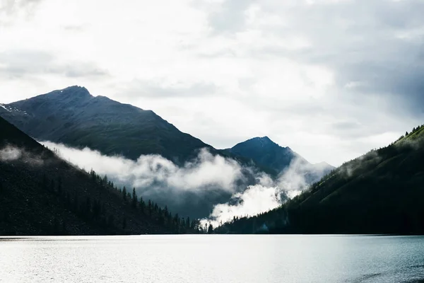 Spokojny Alpejski Krajobraz Górskim Jeziorem Pobliżu Lasu Iglastego Tle Gigantycznych — Zdjęcie stockowe