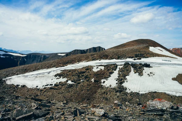 언덕에 광경을 합니다 바위에 얼음이 아름다운 곳에는 풍경이 펼쳐져 있습니다 — 스톡 사진