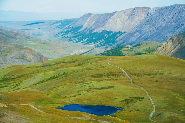 Uitzicht Vanuit Lucht Een Prachtig Alpenmeer Met Helder Water Een — Stockfoto