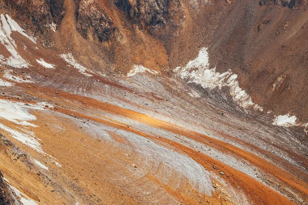 Ungewöhnliche Gletscherzunge Die Sonnenlicht Mit Steinen Von Braunoranger Farbe Bedeckt — Stockfoto