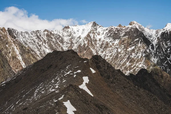 Sfeervol Minimalistisch Alpenlandschap Met Massief Besneeuwde Bergketen Vuur Rotsachtige Heuvel — Stockfoto