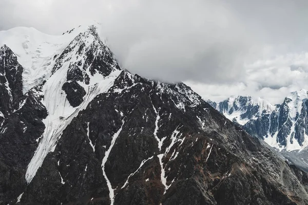 Sfeervol Minimalistisch Alpenlandschap Met Massieve Hangende Gletsjer Besneeuwde Bergtop Groot — Stockfoto