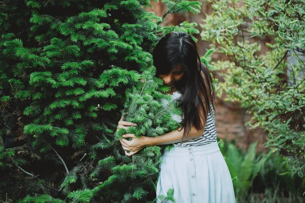 Chica Inspiración Suave Acaricia Agujas Abeto Jardín Primavera Chica Campo — Foto de Stock