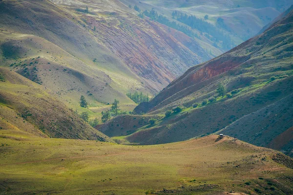 Canlı Çok Renkli Kil Dağları Olan Geniş Bir Manzara Hayal — Stok fotoğraf